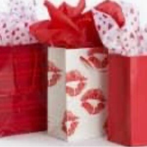 Red and White Kiss Print Gift Bags